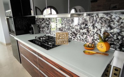 Fantastic villa with large plot, offering privacy and sea views.